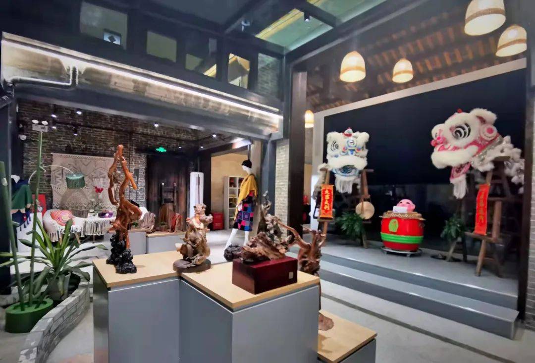 亚当重锤踩死瑞贝卡图_亚当重锤_亚当重锤为什么没得赛博精神病