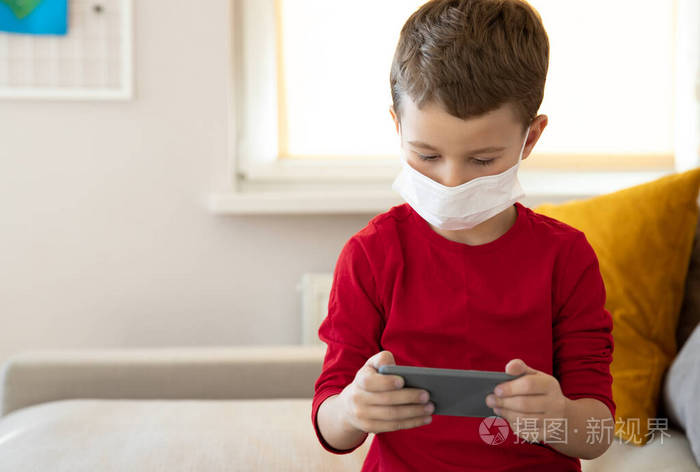 该小孩玩手机游戏怎么办_该不该跟小孩玩手机游戏_小孩玩手机游戏有什么危害