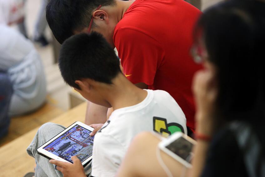 该不该跟小孩玩手机游戏_该小孩玩手机游戏怎么办_小孩玩手机游戏有什么危害