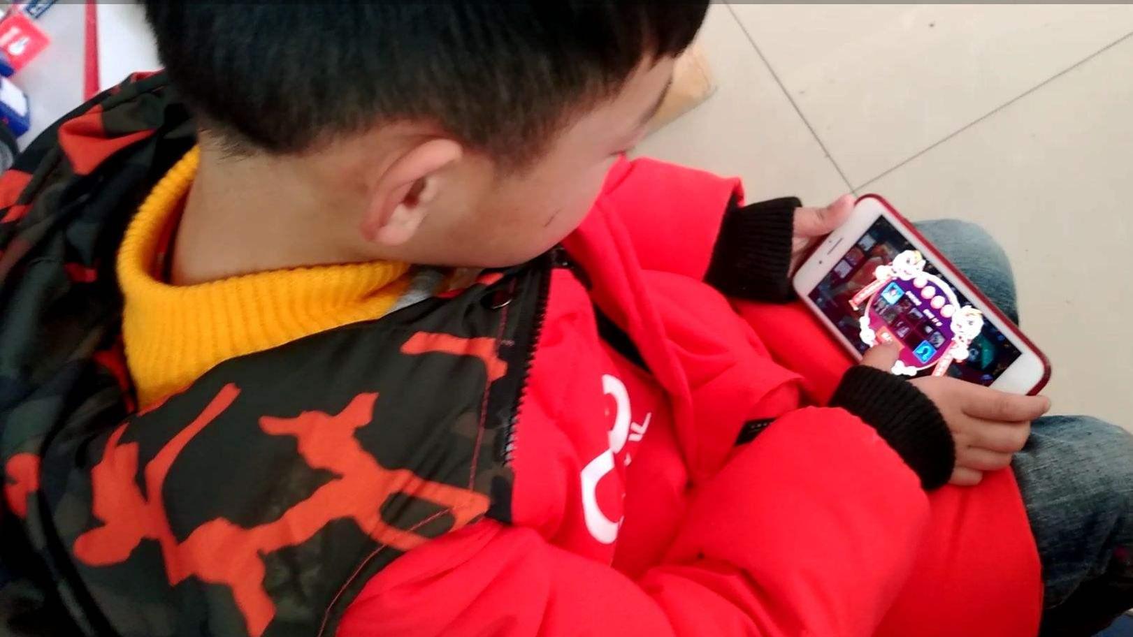 小孩玩手机游戏有什么危害_该不该跟小孩玩手机游戏_该小孩玩手机游戏怎么办