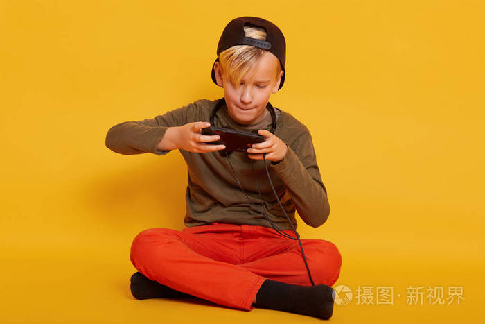 小孩玩打手机游戏怎么教育_10岁小孩玩手机打游戏_小孩玩打手机游戏的危害